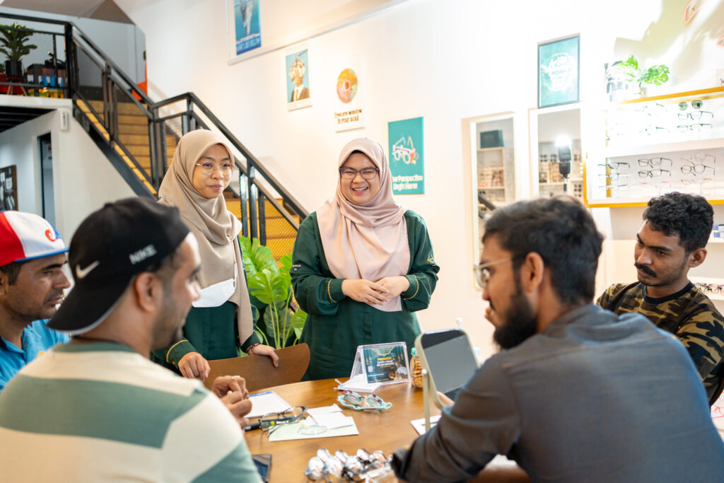 Optometrist Wanita Elmina